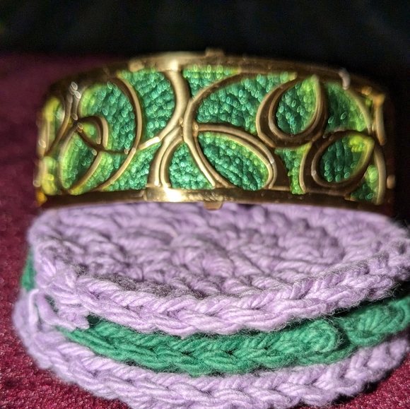 BRIGHTON Christo Vienna 1 inch wide cuff with green insert  and gold toned - Picture 2 of 7